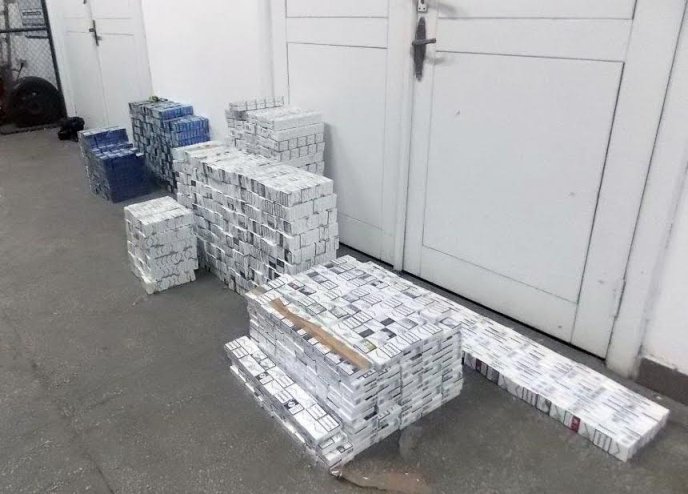 Прикордонники затримали вантажівку, тайник якої був забитий контрабандними сигаретами – 05