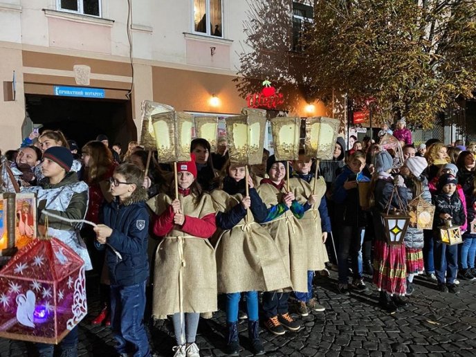 День святого Мартина: у центрі Мукачева відбулась видовищна хода з ліхтариками – 02