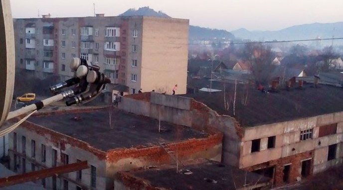 Із ризиком для життя: діти стрибають аварійними дахами – 03