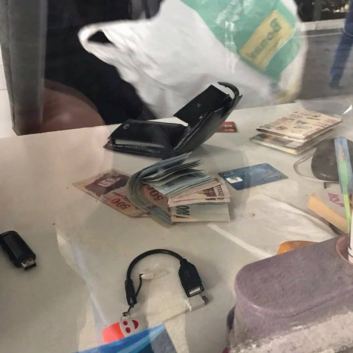 Внутрішня безпека ДФС на «гарячому» затримала працівника Закарпатської митниці – 04