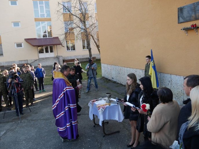 В Ужгороді відкрили меморіальну дошку загиблому два роки тому в зоні АТО Ігорю Розлуцькому – 07 В Ужгороді відкрили меморіальну дошку загиблому два роки тому в зоні АТО Ігорю Розлуцькому – 07