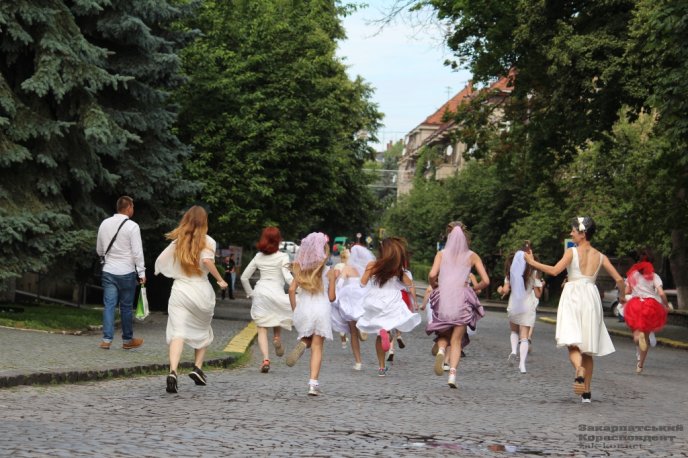 Весільна сукня та кросівки: в Ужгороді відбувся забіг у стилі "наречена-втікачка" – 03