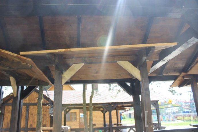 Збудовані до фестивалю "Червене вино" будиночки у парку "Перемога" руйнуються на очах – 03