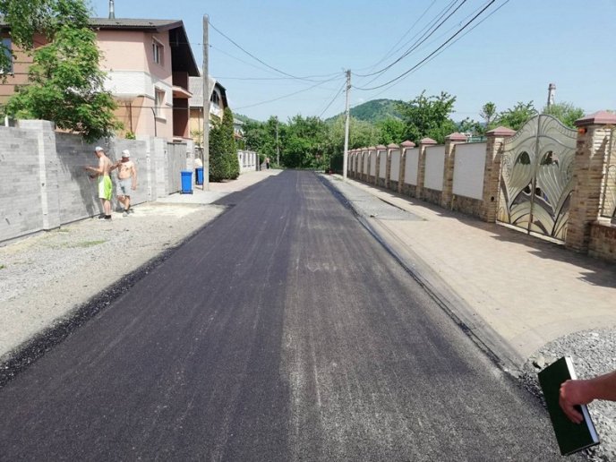 Сьогодні у Мукачеві асфальтують кілька доріг – 05