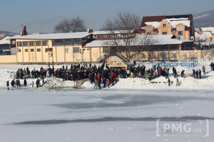 Владика Феодор освятив у Мукачеві воду в річці Латориця – 01