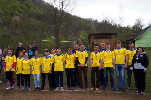 Юним волейболістам з Великої Угольки подарували спортивну форму – 02