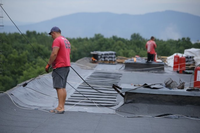 В одному з мікрорайонів Мукачева розпочали капремонт даху багатоповерхівки – 01