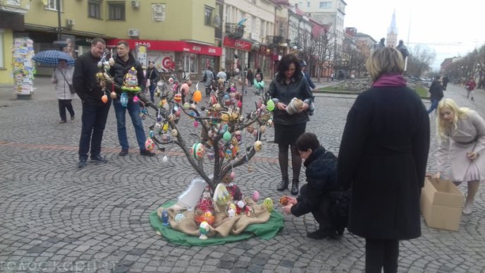 У центрі Мукачева встановили писанкове дерево – 02