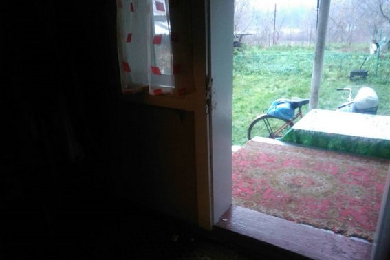 Поки господарів не було вдома, чоловік пограбував будинок – 01