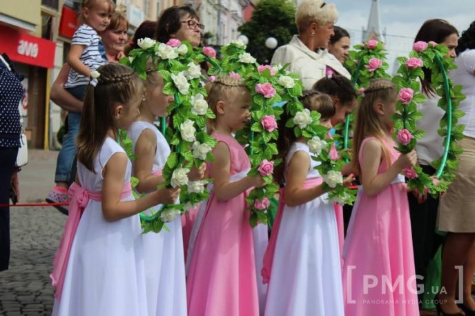 Центр Мукачева перетворився на великий концертний майданчик – 05