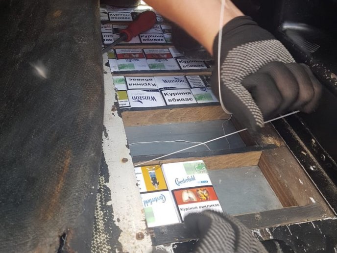 Через контрабанду два водії втратили свої авто – 14