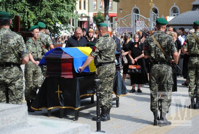 Сльози, квіти та слова подяки – у Мукачеві прощаються із загиблим Вільгельмом Штольцельом (ФОТО) – 03