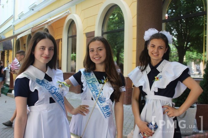 Мукачівські випускники влаштували у центрі міста вокальний батл – 04