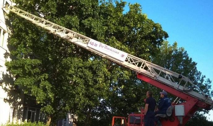 У Мукачеві рятувальники визволили маленьку дитину із зачиненої квартири – 01