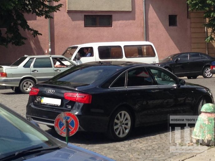 У Мукачеві "елітний олень" припаркувався на самому пішохідному переході (ФОТОФАКТ) – 01