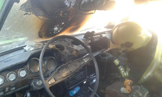 У Берегові посеред вулиці горіла машина – 03