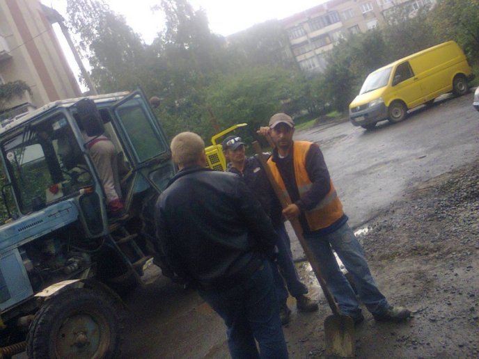 У Мукачеві продовжують традицію підготовки дороги до ремонту в дощову погоду (ФОТОФАКТ) – 01
