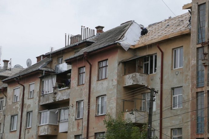 У Мукачеві капітально ремонтують дах однієї з багатоповерхівок – 03