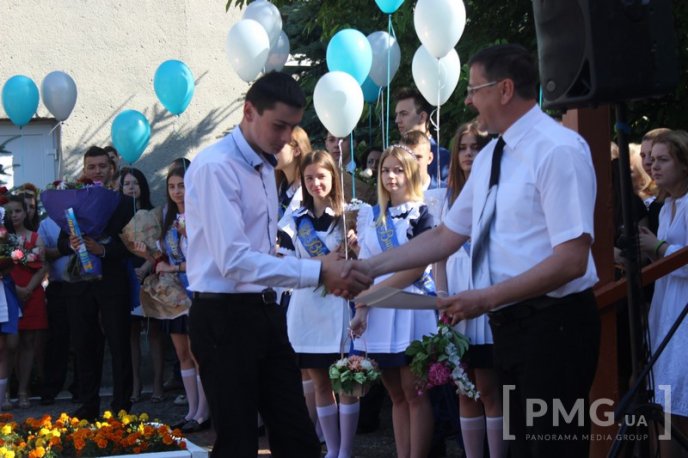 Свято останнього дзвоника відзначили у Мукачівській ЗОШ №13 – 27