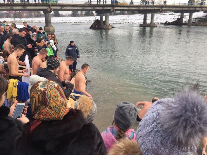 Як у Мукачеві воду освячували та занурювалися в Латорицю – 17