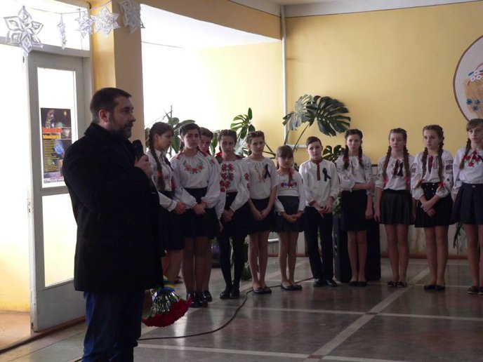 У Чинадіївській школі відкрили меморіальну дошку загиблому бійцю АТО Олександру Тербану – 09