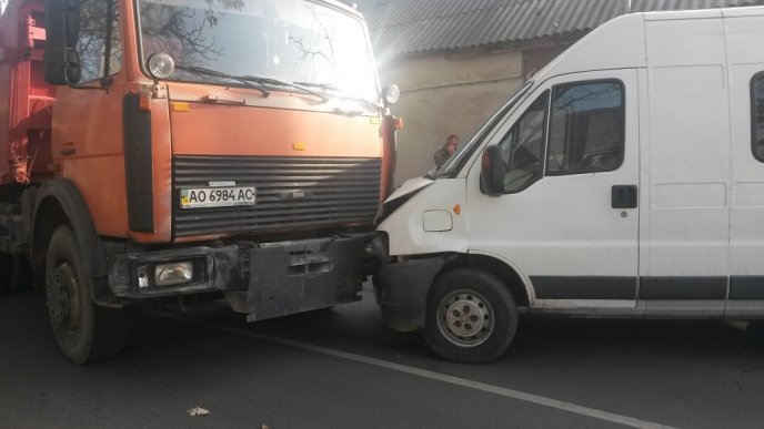 В Ужгороді в ДТП зіткнулись відразу 5 автомобілів (ФОТО) – 03