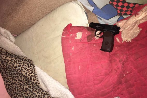 Жінка тримала вдома пістолет, а його вкрали – 01