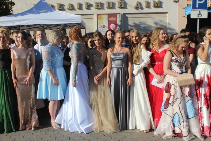 У Мукачеві нагородили випускників-медалістів – 01