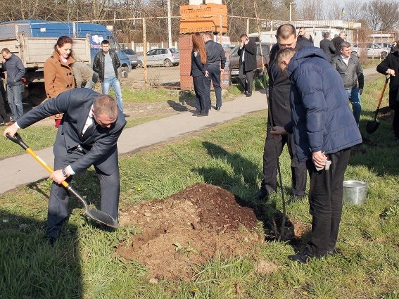 Правоохоронці висадили в Ужгороді сакури в пам’ять про загиблого колегу – 05