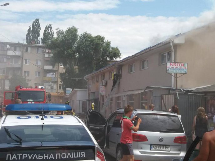 В Ужгороді на ринку "Білочка" сталась пожежа – 06