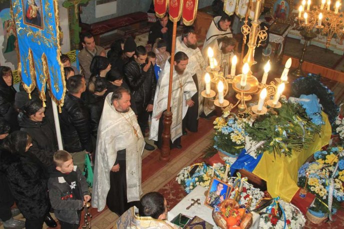 Одна із громад Закарпаття попрощалася із Героєм – 01