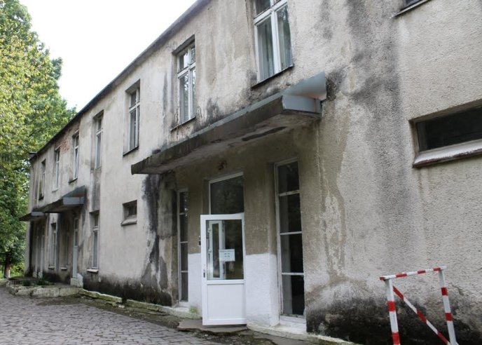 Жахи Хустської райлікарні: дах в аварійному стані й у дощ протікає, по стінах стікає вода, у палатах – грибок та плісень – 05