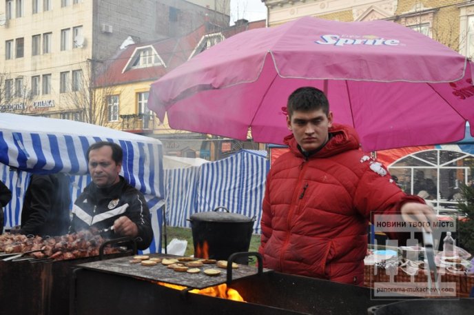 Цьогоріч “Червене вино” в першу чергу нагадує фестиваль шашлику, а вже потім вина – турист із Німеччини (ФОТОРЕПОРТАЖ) – 12