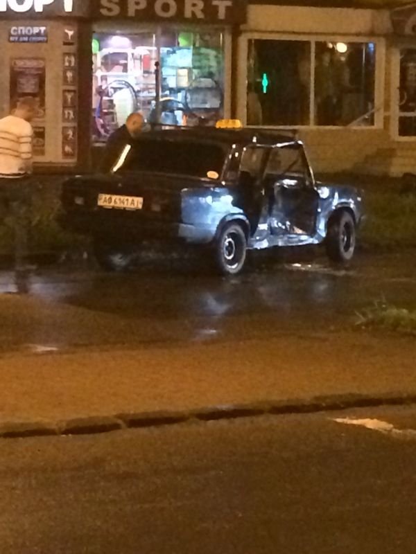 В Ужгороді таксі зіткнулось з пікапом (ФОТО) – 02