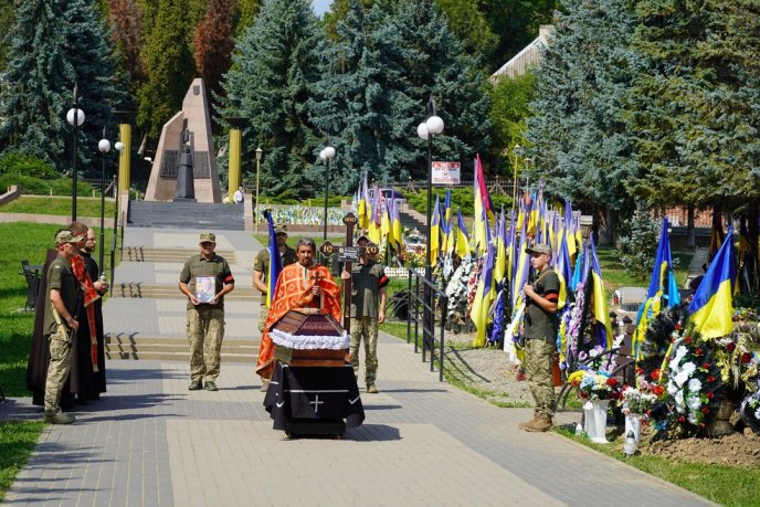 Був щирим та життєрадісним: в області провели в останню путь військового – 08