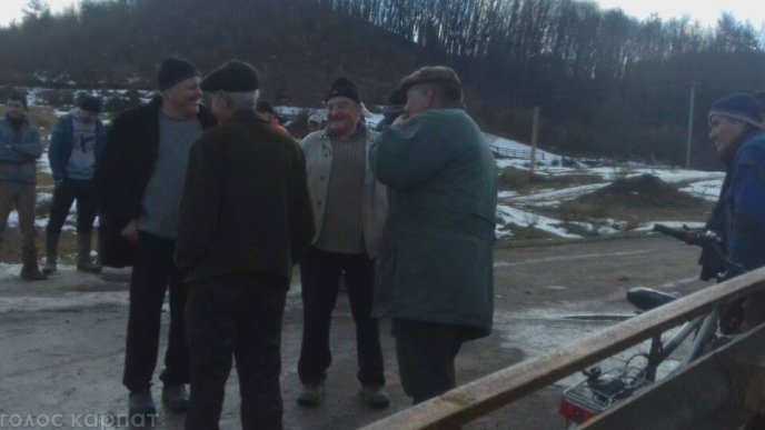 У Свалявському районі люди вийшли на протест проти вирубки лісу – 01