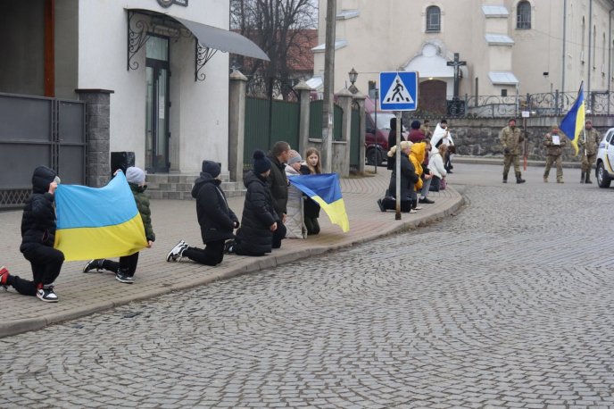 В останній день року одна з громад Закарпаття прощалася із захисником – 02