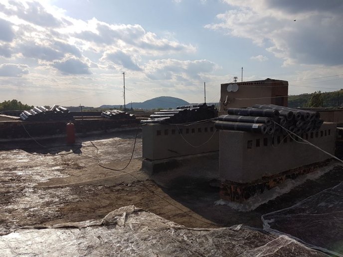 На вулиці Верді у Мукачеві оновлюють дах багатоповерхівки – 03