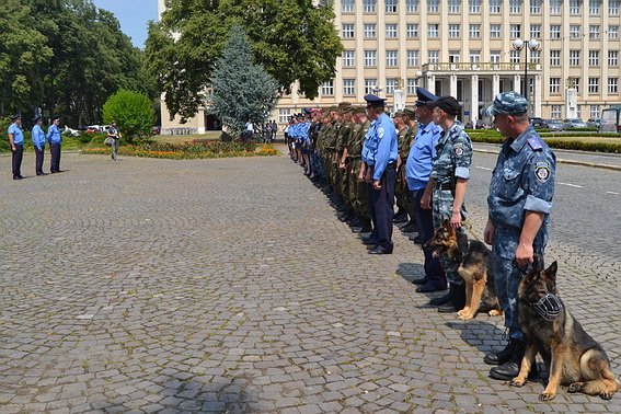 Закарпатські міліціонери вишикувались на центральних площах міст області – 02