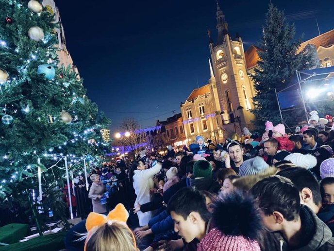 В центрі Мукачева дітлахи отримали солодкі подарунки – 14