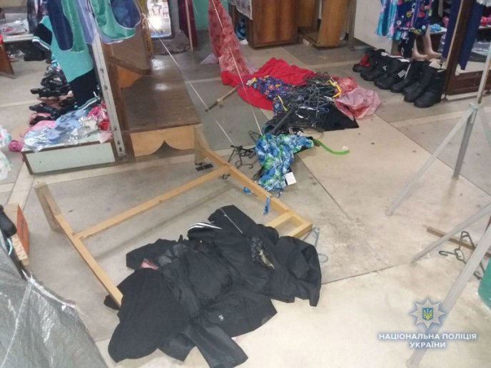 4 зловмисників вночі намагалися пограбувати ринок – 01