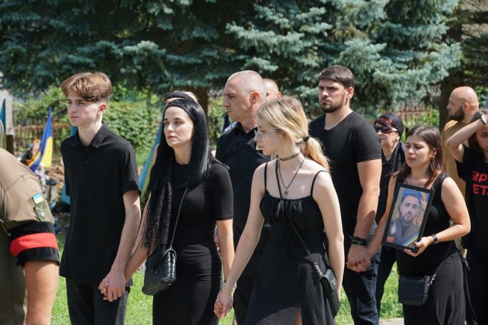 Перед смертю врятував побратимів: Ужгород попрощався із Героєм – 07