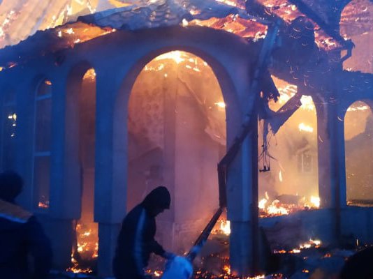 На Рахівщині кілька годин гасили пожежу – 03