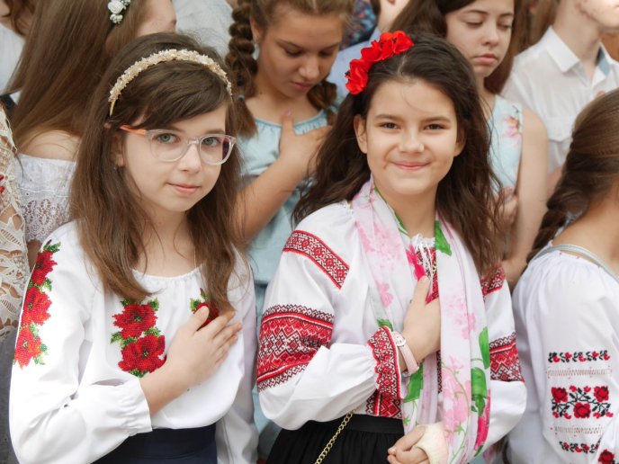 Для 690 ужгородських одинадцятикласників пролунав останній дзвінок – 11