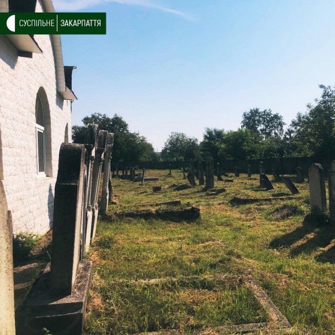 Хасиди прилетіли на Закарпаття, аби відвідати могили родичів – 03