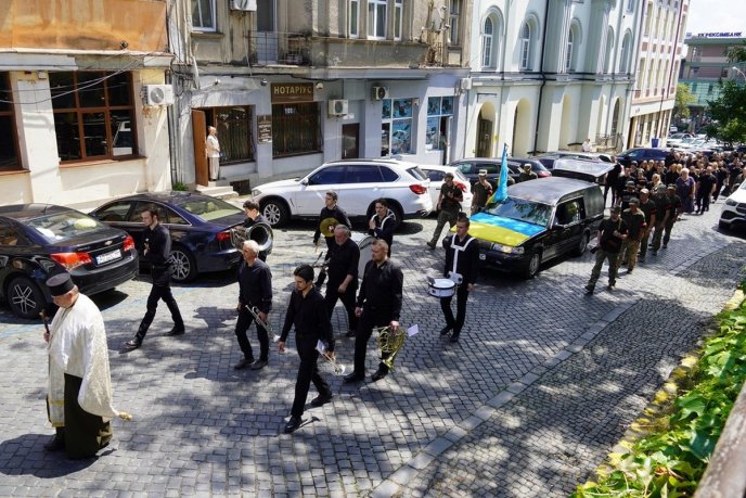 Поховали військового, який отримав важке поранення на фронті – 07