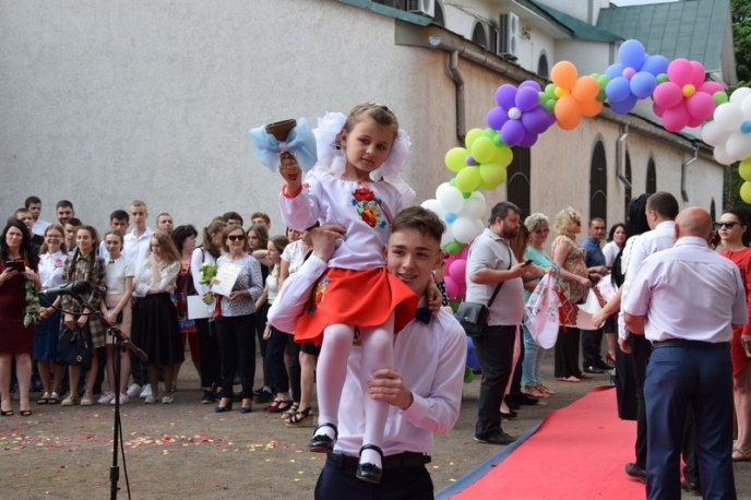 У школах Мукачева пролунав останній дзвінок – 73