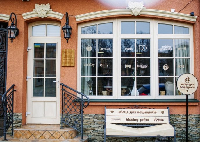 В Ужгороді з’явилося місце для поцілунків – "лавиця кохання" – 02