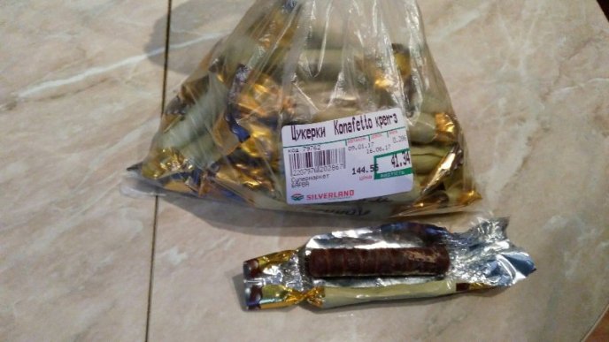 У мукачівському супермаркеті чоловіку продали цукерки з черв’яками – 02