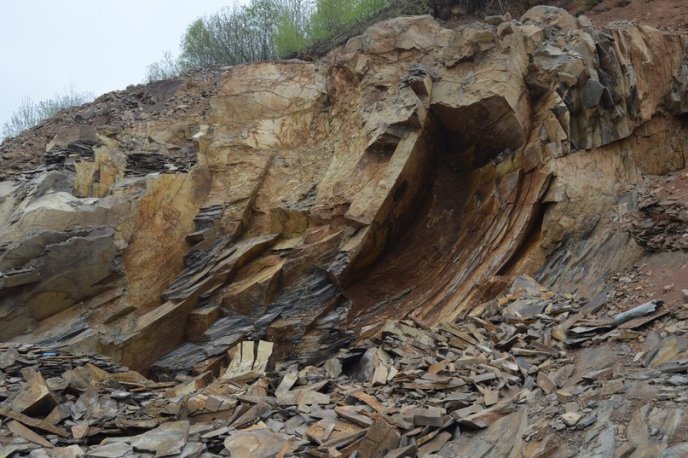 Сліди крові та пляшки алкоголю: у мережі з’явились фотографії з місця завалу кар’єру – 01 Сліди крові та пляшки алкоголю: у мережі з’явились фотографії з місця завалу кар’єру – 01